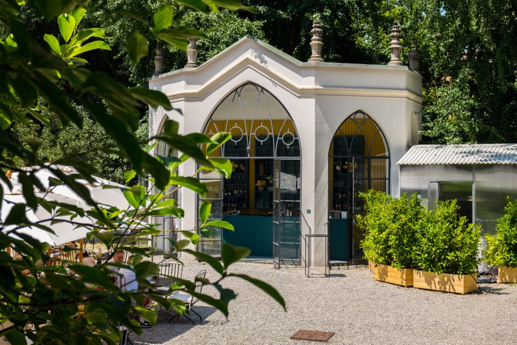 A Milano dietro a Palazzo Citterio c’è un bellissimo giardino e un bistrot aperto a tutti dove pranzare e cenare