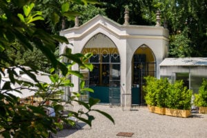 A Milano dietro a Palazzo Citterio c’è un bellissimo giardino e un bistrot aperto a tutti dove pranzare e cenare
