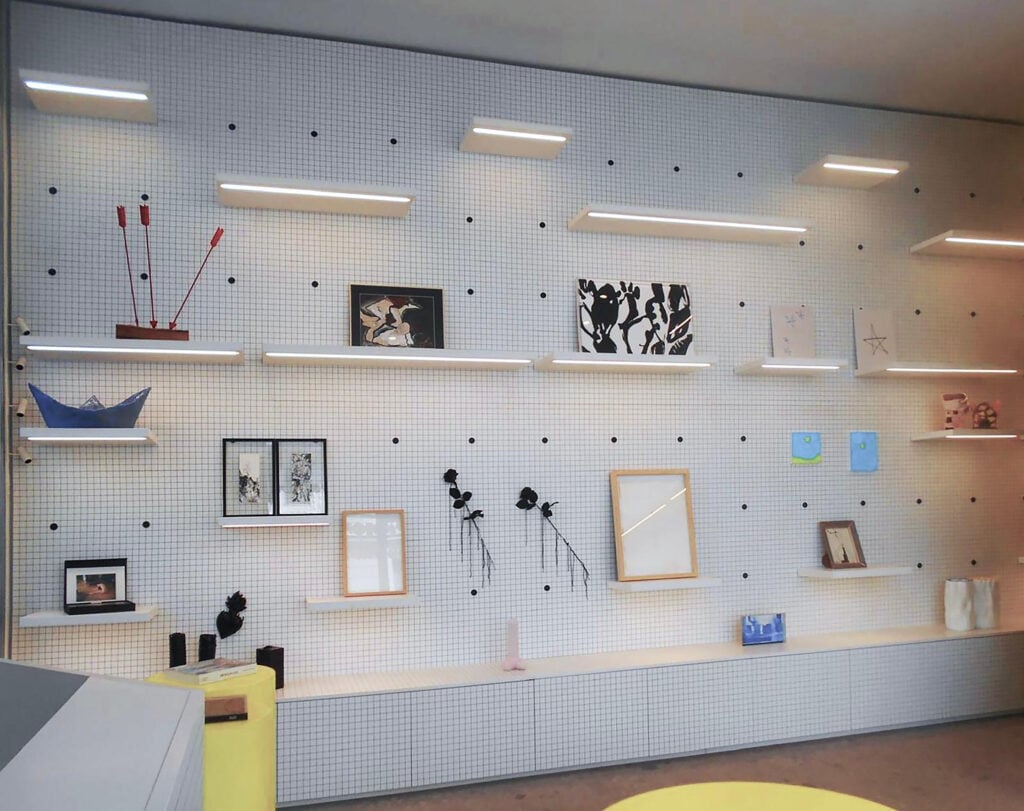 A Milano c’è una galleria d’arte dove si possono comprare opere di artisti importanti tutte a meno di 1000 euro
