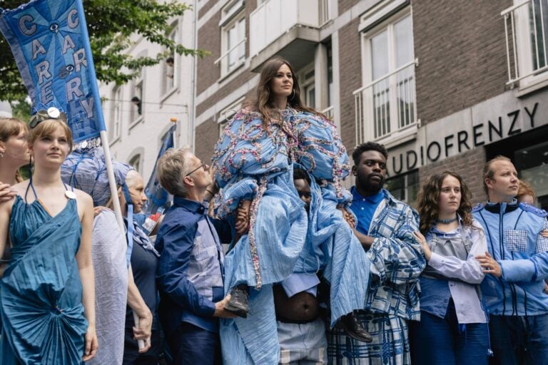 People Carry People (Mensen dragen Mensen), a cura di FASHIONCLAH. Photo Jonathan Widdershoven