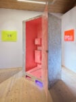 A Milano una mostra mette in crisi la nostra idea di comfort e ci aiuta a riconfigurarci