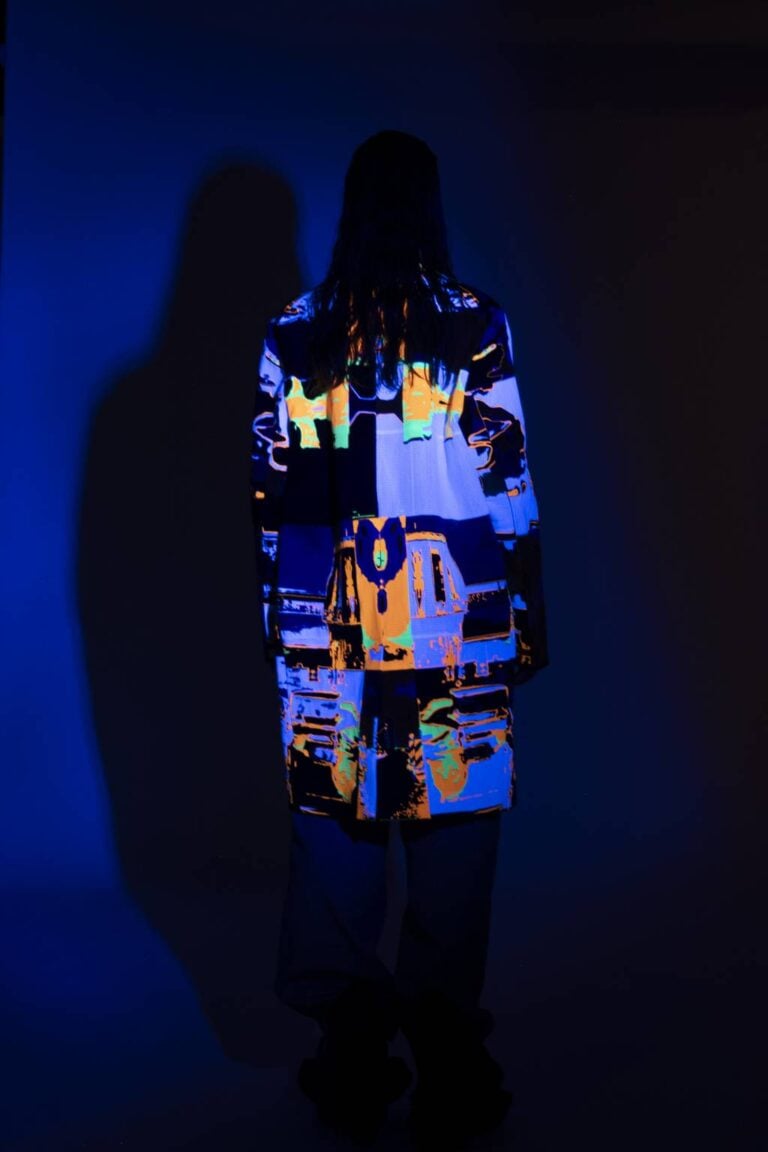&ldquo;Racing Coat&rdquo;, 2024, disegnato da SOLL - un progetto ideato da Miro Roman e Silvio Vujičić che vive su Internet e si manifesta fisicamente attraverso il marchio di moda E.A. 1/1 A.I.
