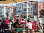 A Venezia il famoso street artist JR avvolge completamente un palazzo storico con un&rsquo;installazione
