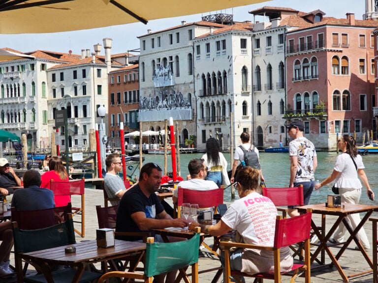 A Venezia il famoso street artist JR avvolge completamente un palazzo storico con un&rsquo;installazione