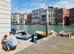 A Venezia il famoso street artist JR avvolge completamente un palazzo storico con un&rsquo;installazione