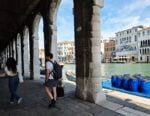 A Venezia il famoso street artist JR avvolge completamente un palazzo storico con un&rsquo;installazione