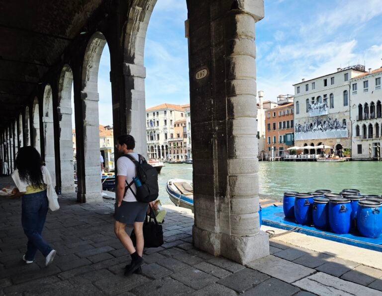 A Venezia il famoso street artist JR avvolge completamente un palazzo storico con un&rsquo;installazione