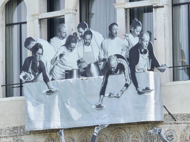 A Venezia il famoso street artist JR avvolge completamente un palazzo storico con un&rsquo;installazione