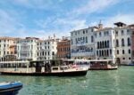 A Venezia il famoso street artist JR avvolge completamente un palazzo storico con un&rsquo;installazione