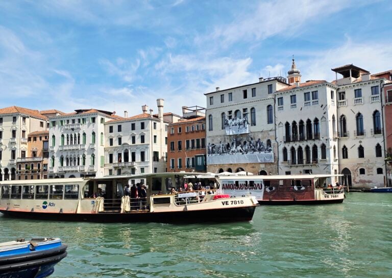 A Venezia il famoso street artist JR avvolge completamente un palazzo storico con un&rsquo;installazione