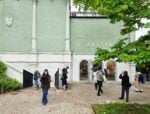 È successo davvero: la Commissione europea ha raccomandato la revoca dei finanziamenti alla Biennale per la Russia