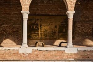 La monumentale opera di Pierre Bonnefille arriva alla Biennale d’Arte di Venezia (e in una mostra a Volterra)