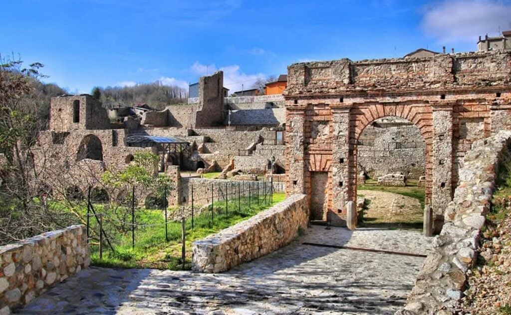 Guida ai festival culturali in Italia di fine maggio 2026: Spring Attitude, Aura, Buongiorno Ceramica!, URBAPHONIA, CYFEST