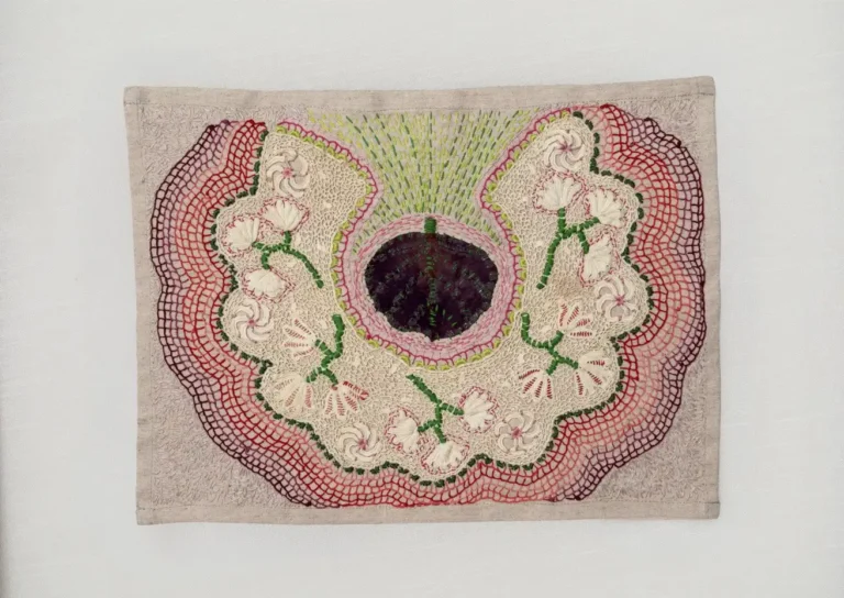 An Unbound Book of Prayer, Series II, appliqu&eacute;, crochet, materiali organici e ricamo su lino. Photo credit RStudio