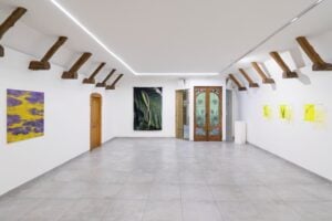 In una mostra a Napoli è possibile perdersi senza urgenza in un equilibrio instabile. La recensione 