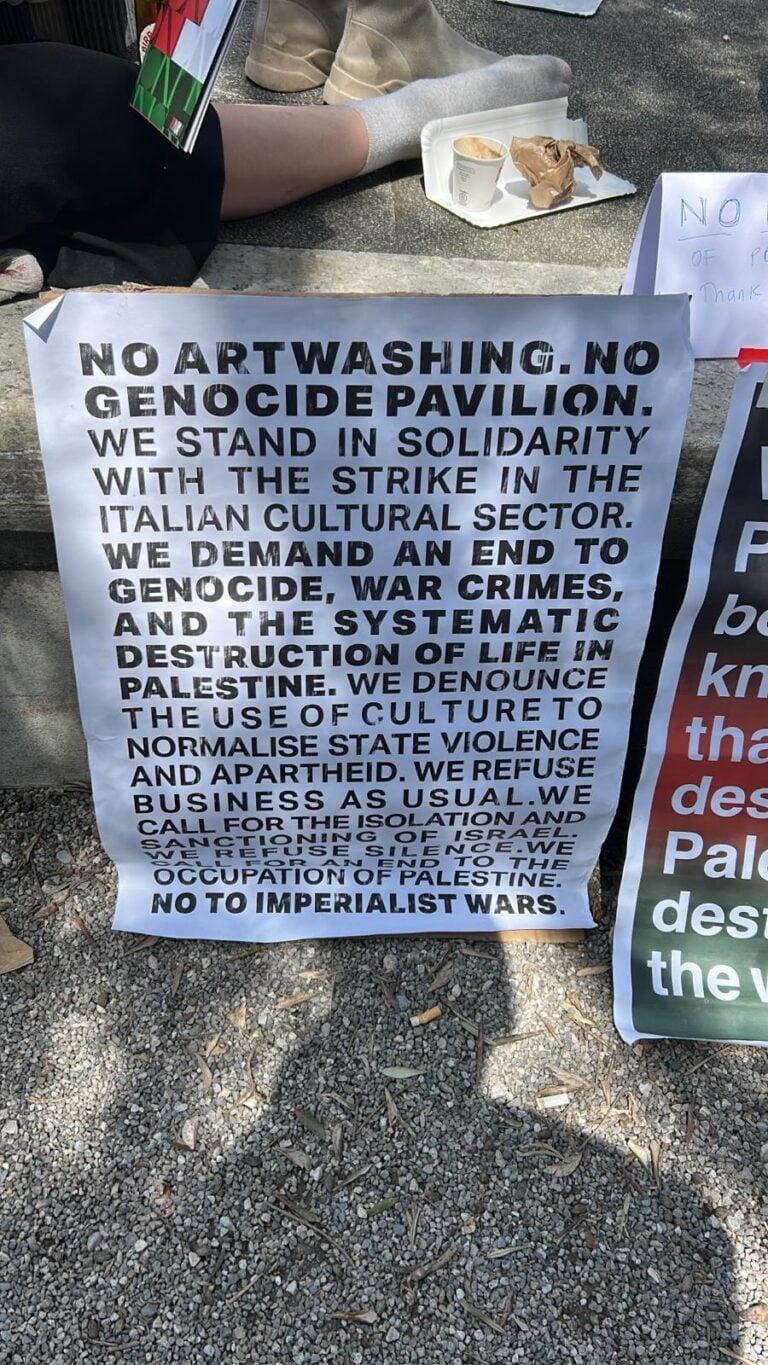 Протестные плакаты на Биеннале