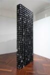 Adrian Tranquilli, Endsong, 2025. Carta e legno, 300x122x30 cm. Foto: Giorgio Benni. Courtesy Studio Stefania Miscetti