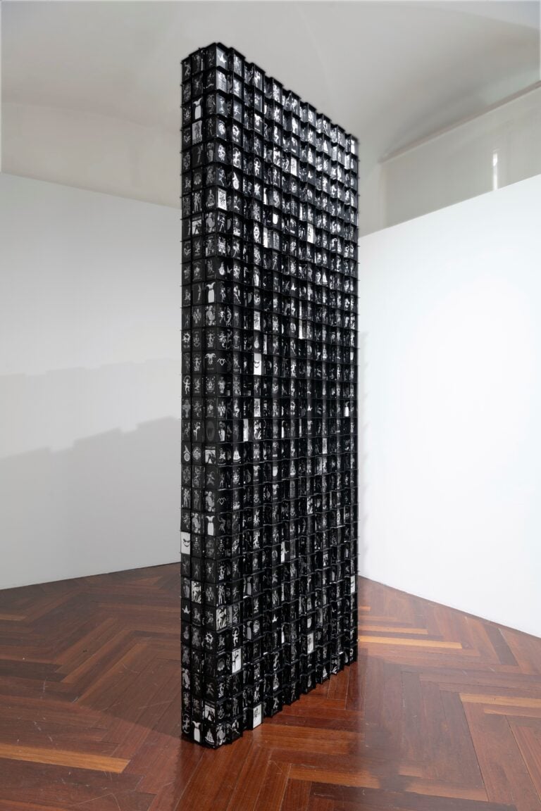 Adrian Tranquilli, Endsong, 2025. Carta e legno, 300x122x30 cm. Foto: Giorgio Benni. Courtesy Studio Stefania Miscetti