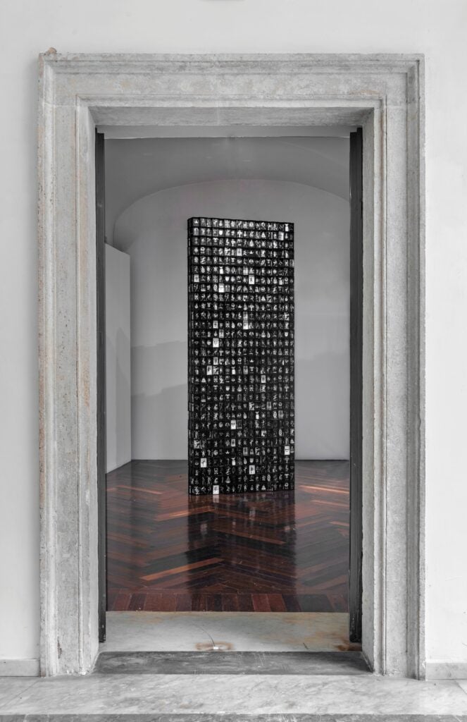 Adrian Tranquilli, Endsong, 2025. Carta e legno, 300x122x30 cm. Foto: Giorgio Benni. Courtesy Studio Stefania Miscetti