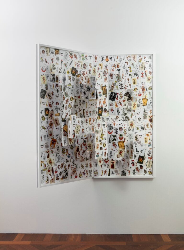 Adrian Tranquilli, My Little White Book, 2026. Carta e legno, 160x160x13cm. Foto: Giorgio Benni. Courtesy Studio Stefania Miscetti