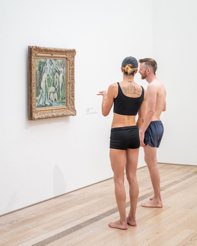In costume da bagno alla Fondation Beyeler per la mostra di C&eacute;zanne