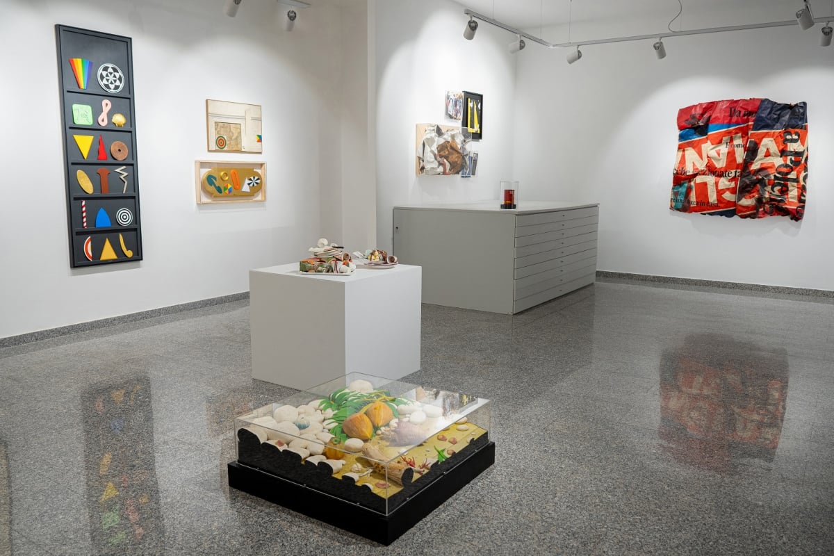 Инсталляция выставки "Стойкость расширенной материи" в Sangallo Fine Art