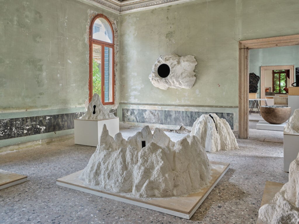 Anish Kapoor, installation view a Palazzo Manfrin, Venezia, 2026