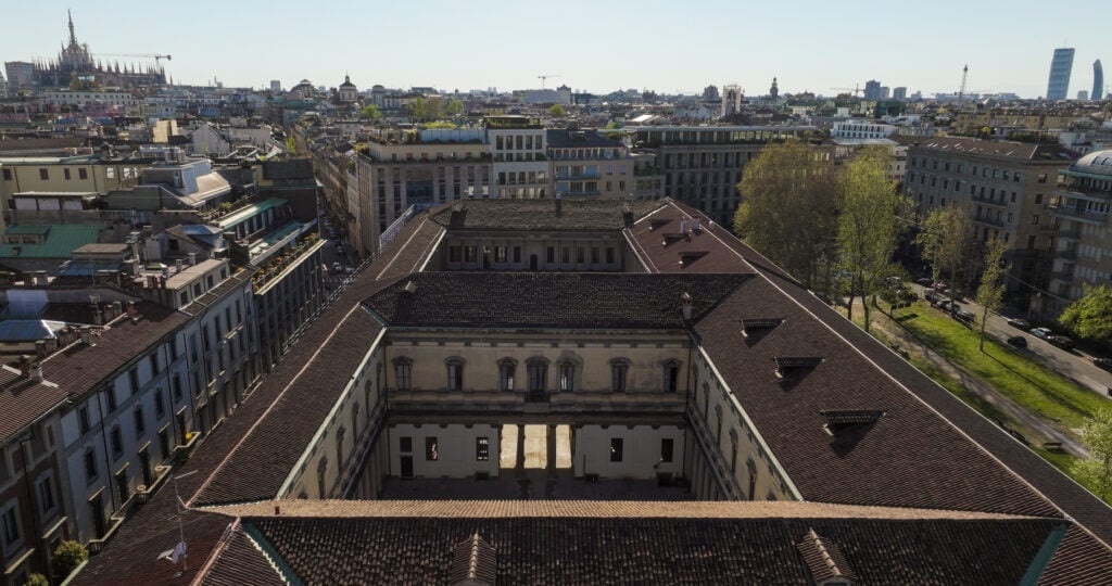 Lo storico Palazzo del Senato di Milano si apre alla città: archivi, cortili illuminati, ristoranti, spazi espositivi e coworking 