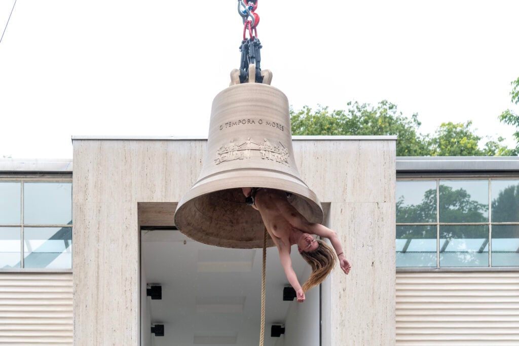 Ecco le foto del Padiglione Austria alla Biennale di Venezia (quello pieno di performer nude che è vietato fotografare)
