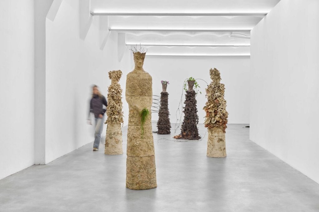 Colonne, 2025, vista d'insieme dell'intallazione, SpazioA, Pistoia. Ph: Camilla Maria Santini