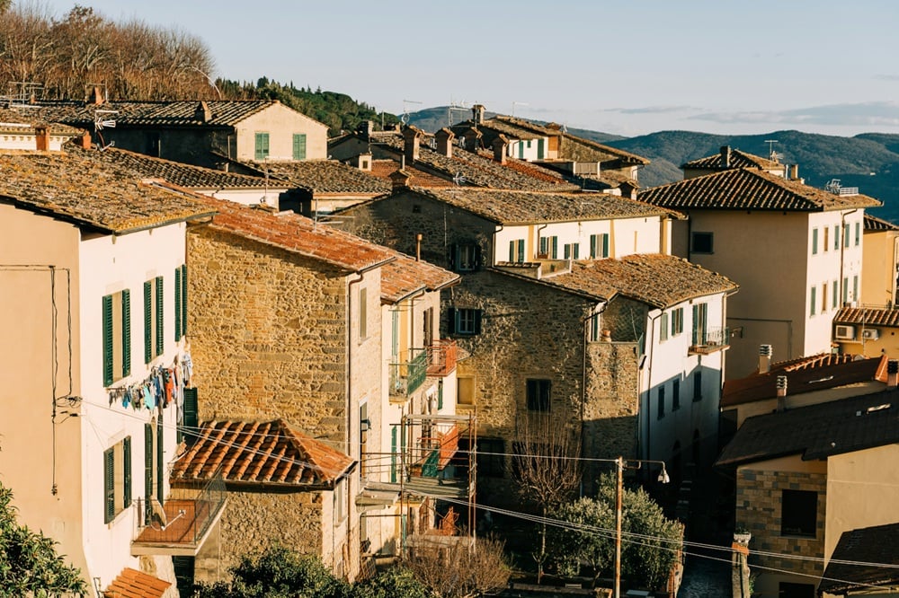 Smettiamola di chiamarli “borghi”, torniamo a chiamarli “paesi”