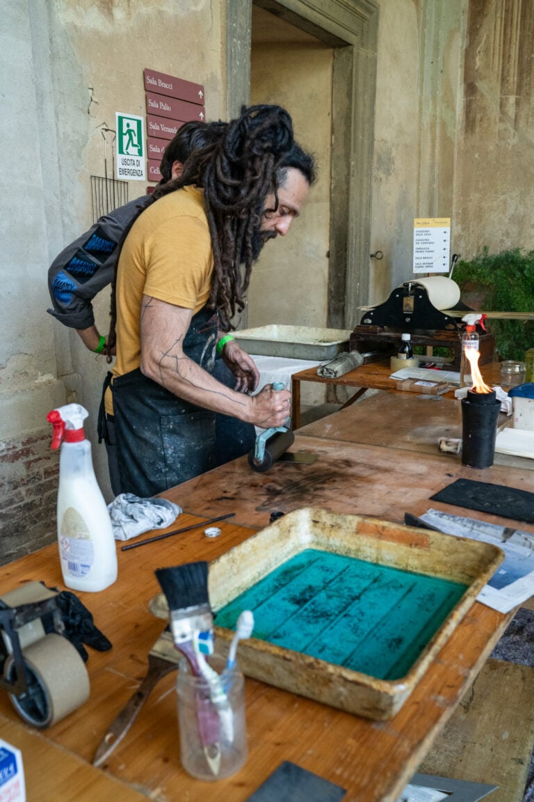 L&rsquo;antica certosa vicino Siena dove il disegno &egrave; diventato una performance condivisa. Il report
