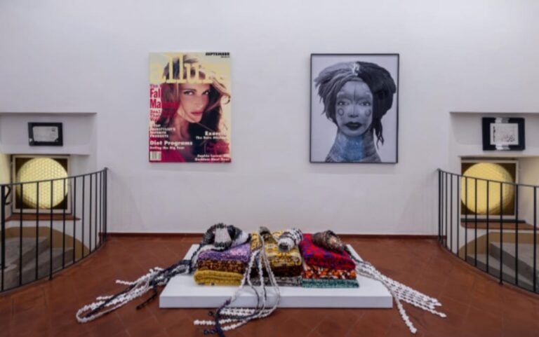 In Toscana il borgo di Monte San Savino si apre all’arte contemporanea con una mostra itinerante e di genere 