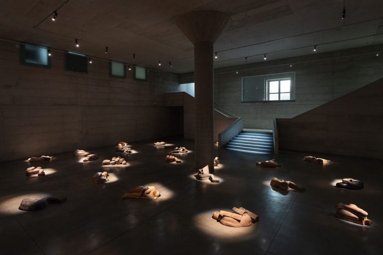 Mimmo Paladino torna a Milano con una grande mostra dopo anni. Sotterranea e immersiva