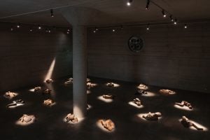 Mimmo Paladino torna a Milano con una grande mostra dopo anni. Sotterranea e immersiva