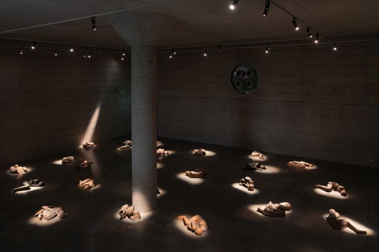 Mimmo Paladino torna a Milano con una grande mostra dopo anni. Sotterranea e immersiva
