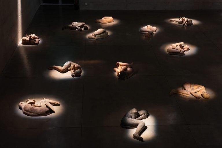 Mimmo Paladino torna a Milano con una grande mostra dopo anni. Sotterranea e immersiva
