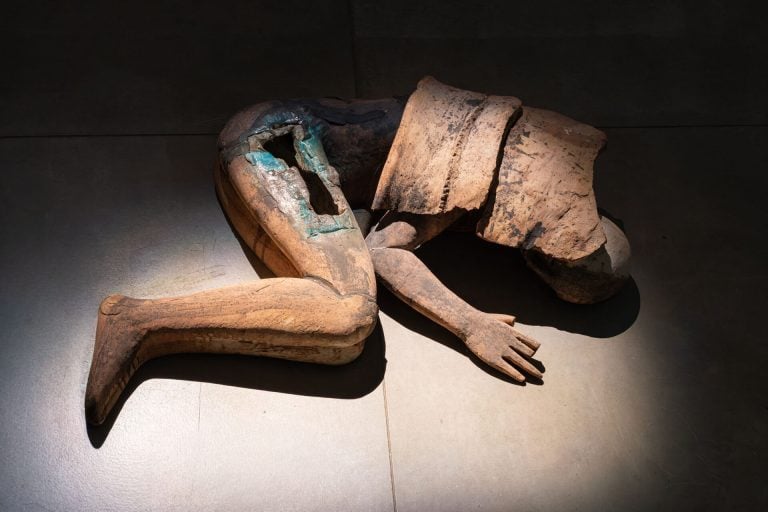Mimmo Paladino torna a Milano con una grande mostra dopo anni. Sotterranea e immersiva