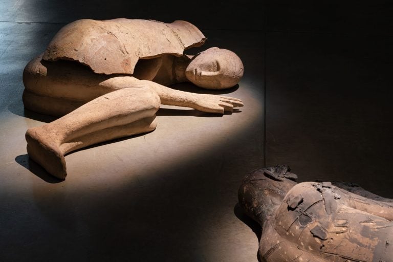 Mimmo Paladino torna a Milano con una grande mostra dopo anni. Sotterranea e immersiva