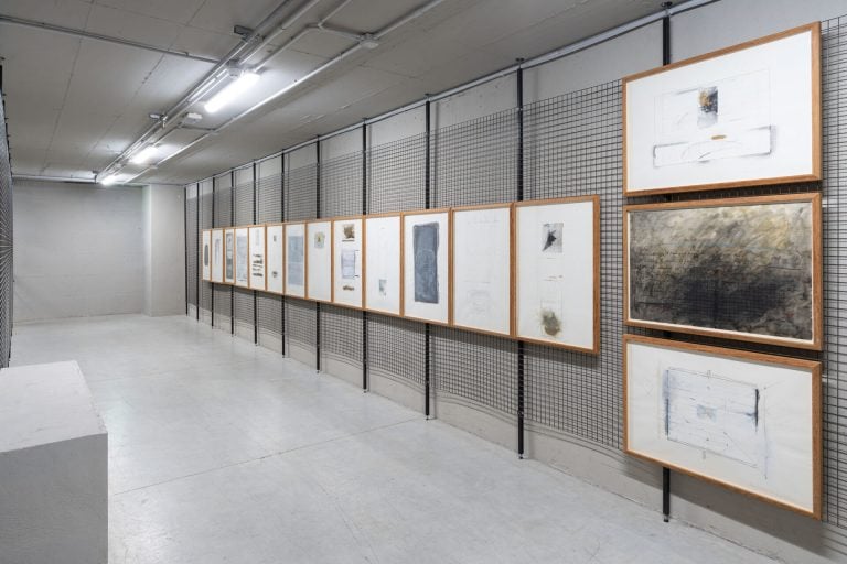 Mimmo Paladino torna a Milano con una grande mostra dopo anni. Sotterranea e immersiva