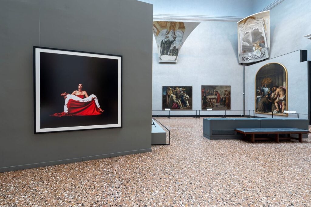 Dentro alla mostra veneziana di Marina Abramović con Sky Arte