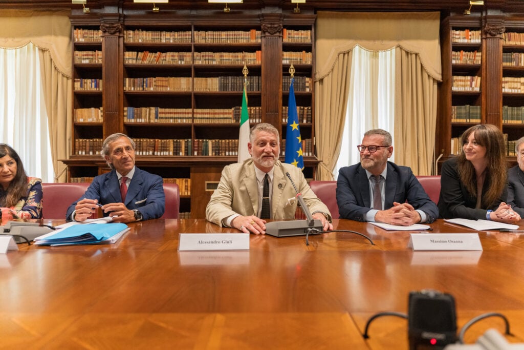Il Ministro Alessandro Giuli durante l'accordo di compravendita della Tomba François