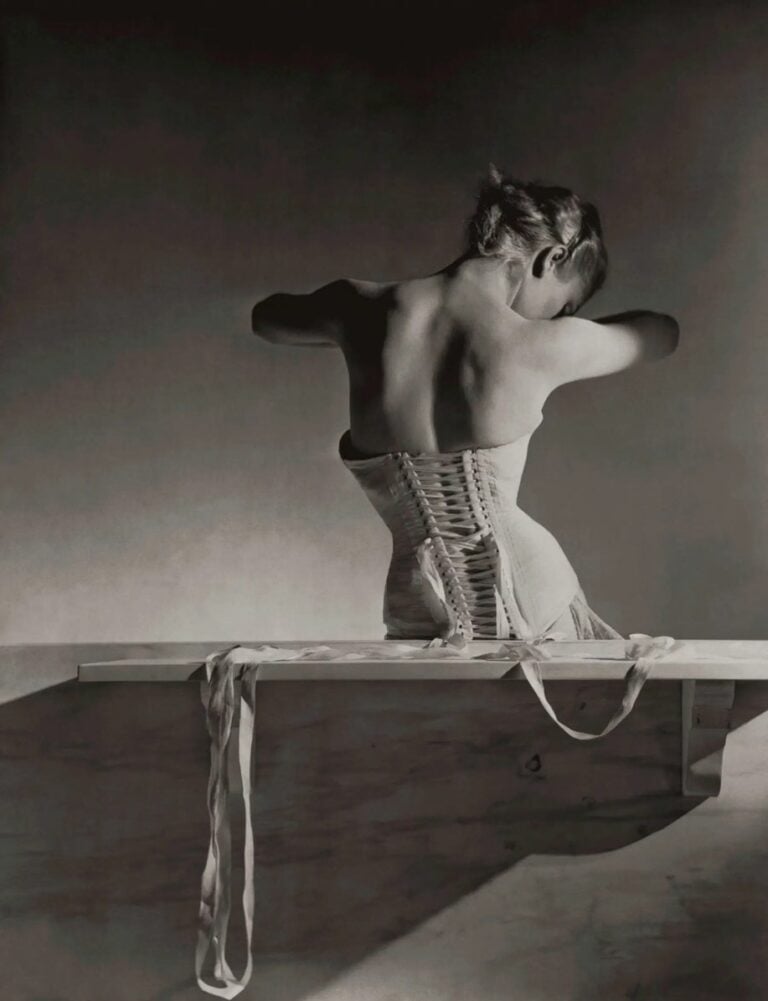 Horst P. Horst. La Geometria della Grazia, Le Stanze della Fotografia, Venezia,Horst P. Horst, Madame Bernon, corset by Detolle for Mainbocher, 1939 &ndash; Vogue