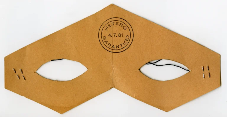 Hetero Garanti(e), 1981, maschera di cartone con cordino. Courtesy Schweizerisches Sozialarchiv / Frauen/Lesben-Archiv, Zurich