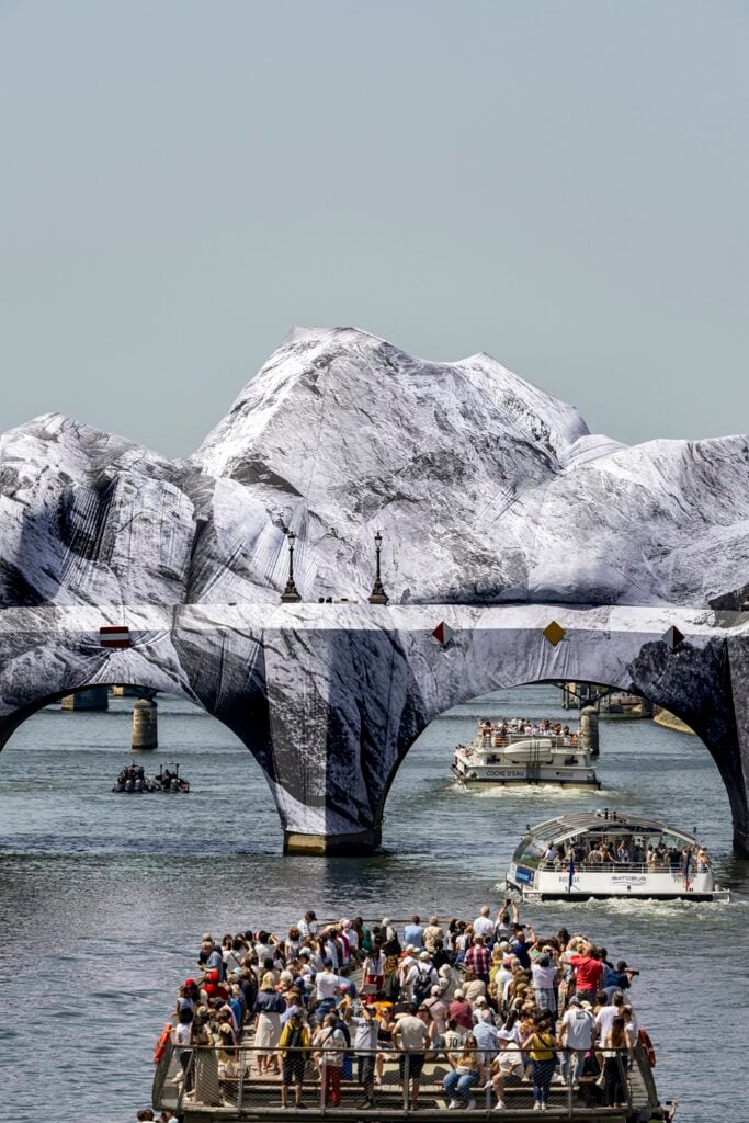 A Parigi sta per arrivare &ldquo;La Caverne du Pont Neuf&rdquo; di JR. Colossale omaggio al ponte impacchettato di Christo e Jeanne-Claude