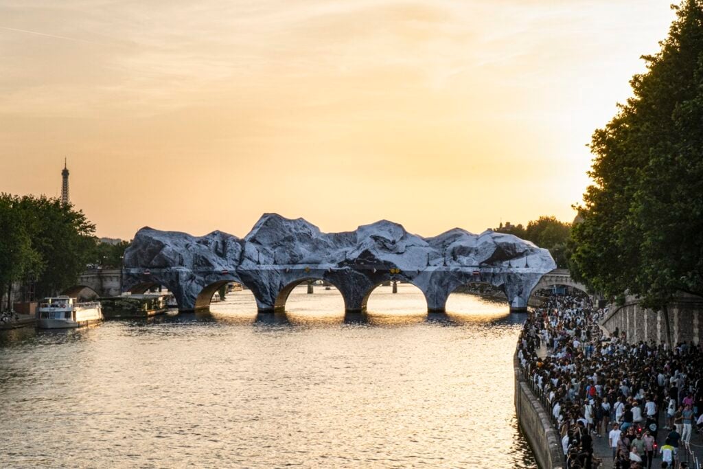 JR, La caverne du Pont Neuf, Parigi, 2026. Photo &Eacute;l&eacute;a Jeanne Schmitter. Courtesy Atelier JR, 2026