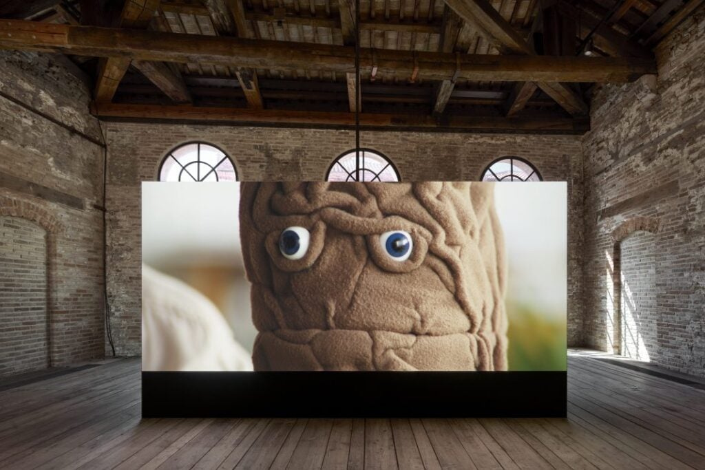 Alla Biennale di Venezia c&rsquo;&egrave; un padiglione di merda! Il Lussemburgo partecipa con un progetto che fa parlare la cacca