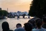A Parigi sta per arrivare “La Caverne du Pont Neuf” di JR. Colossale omaggio al ponte impacchettato di Christo e Jeanne-Claude