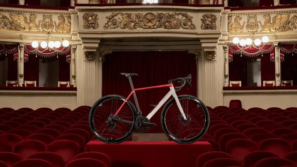 I teatri di Roma e di Milano sono accoglienti o respingenti per chi va in bicicletta a vedere gli spettacoli? 