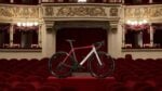 I teatri di Roma e di Milano sono accoglienti o respingenti per chi va in bicicletta a vedere gli spettacoli? 